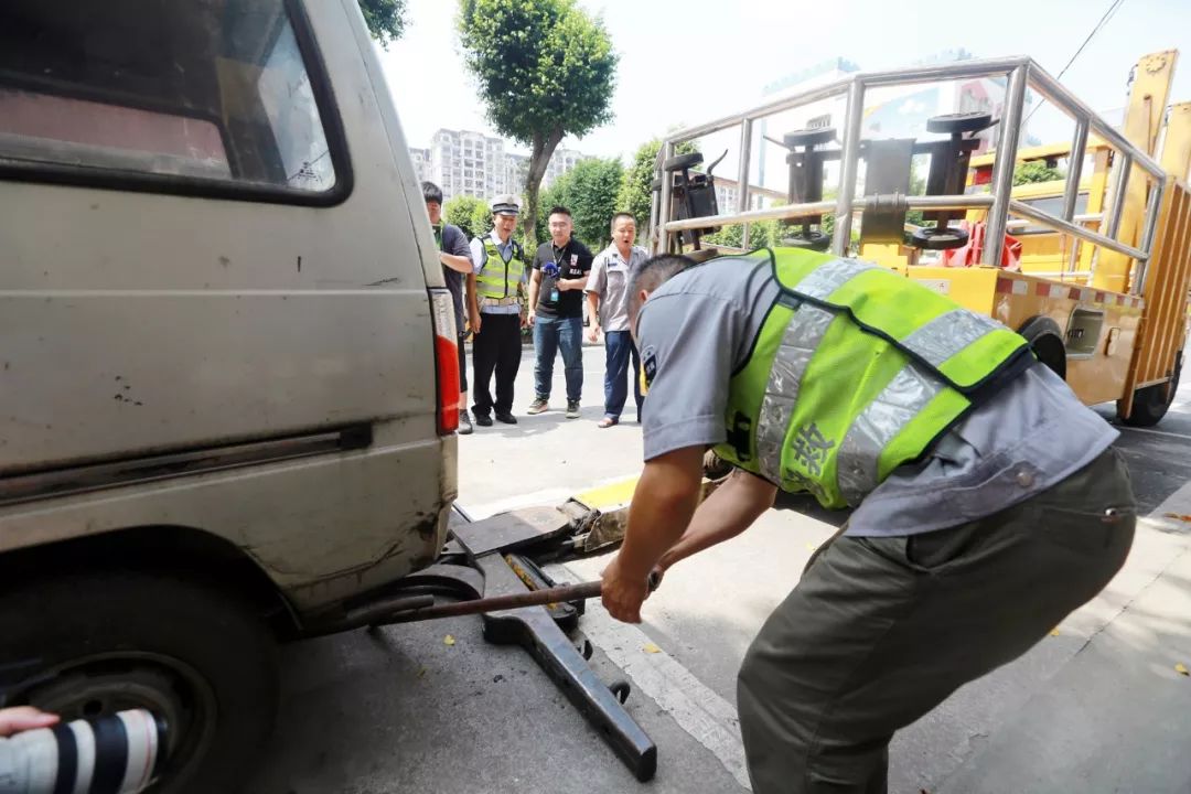 這種車是蟑螂老鼠樂園還擠佔公共道路資源拖走