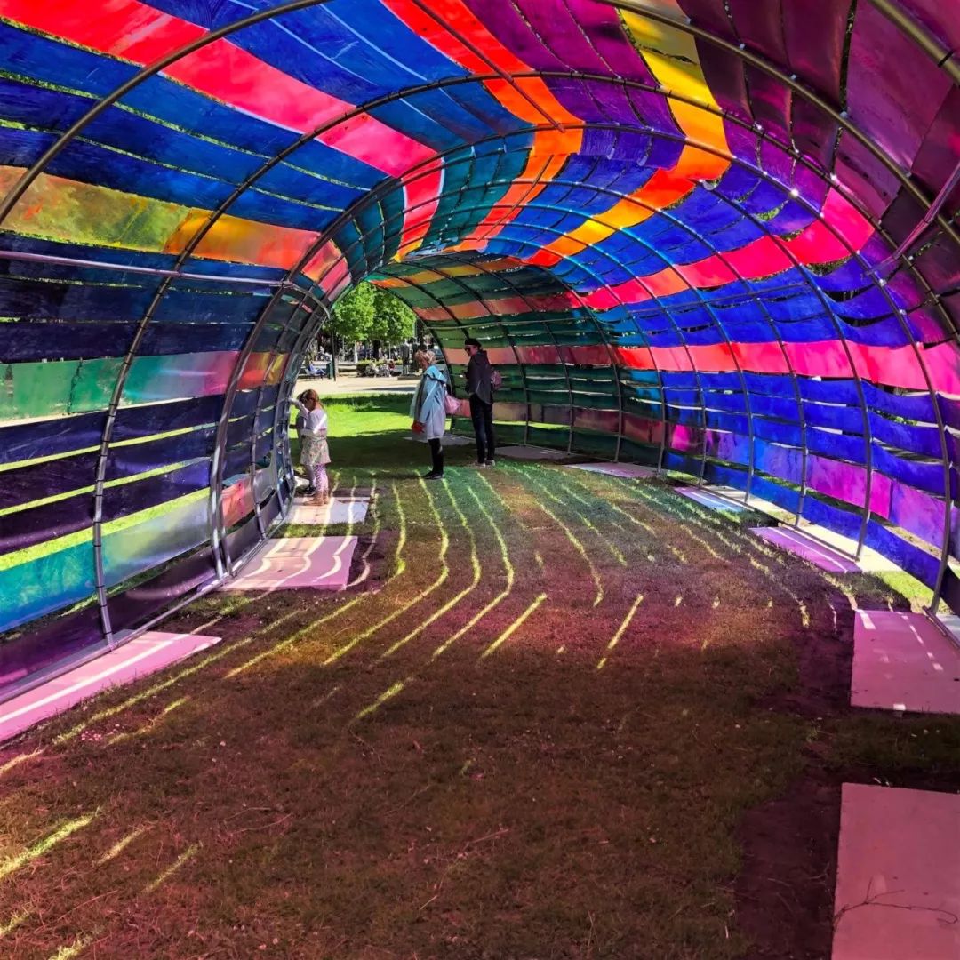 色彩魔术吸睛的彩虹景观装置