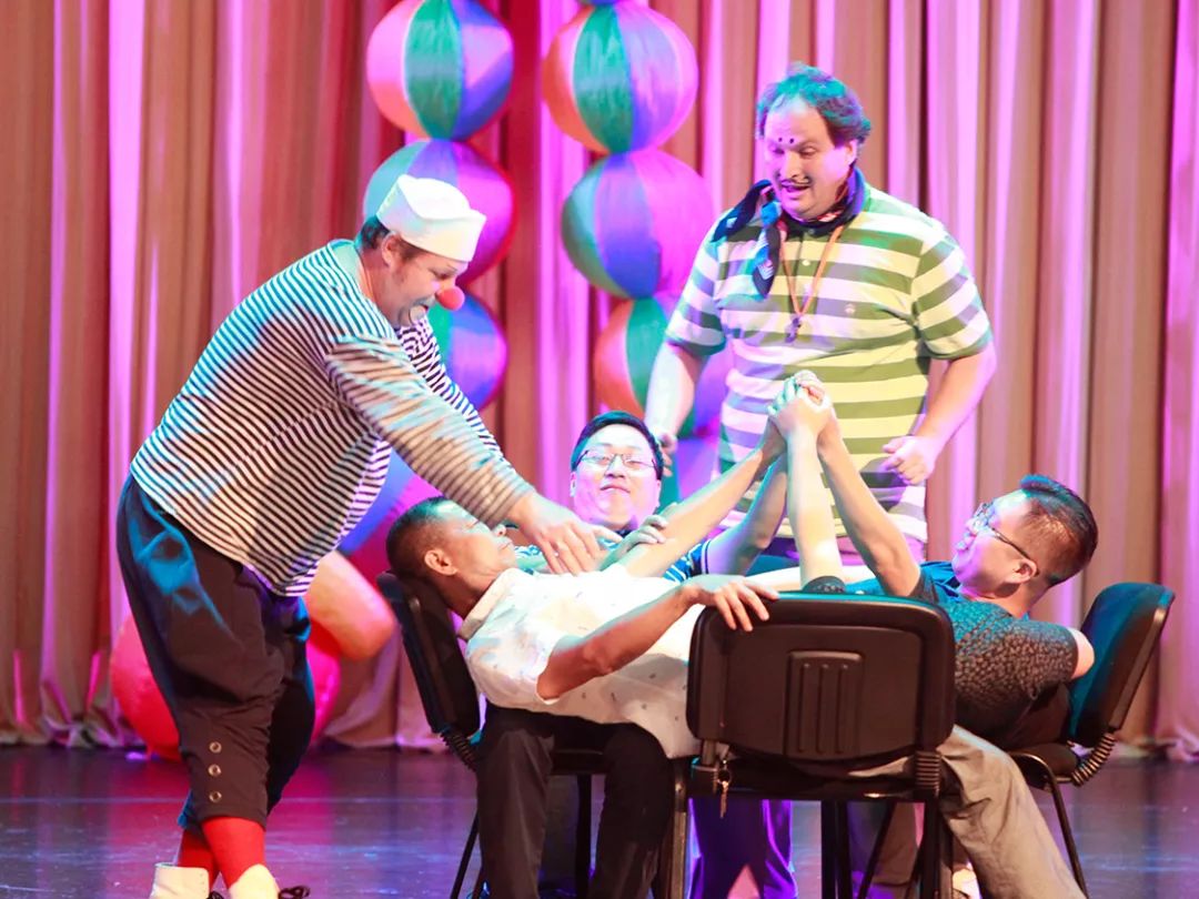 但形式却各不相同,既有哑剧的形体幽默,也有马戏小丑的滑稽搞笑;既有