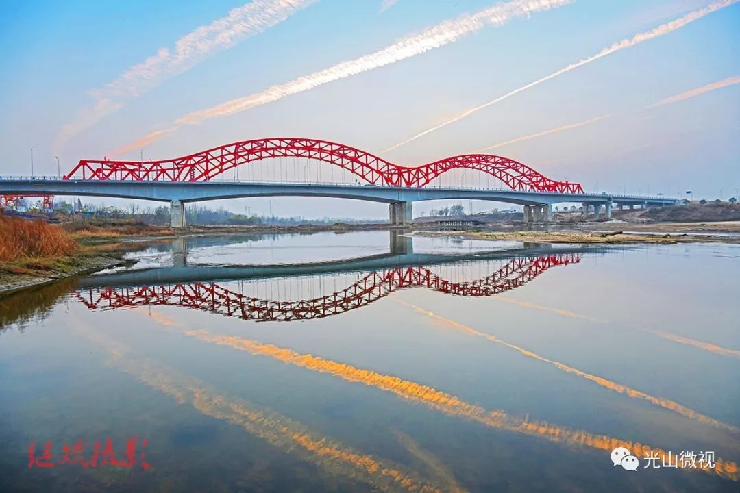 长458米,宽20米,横跨官渡河南北,宏伟壮观的天赐桥是"天赐鸿禧"的标志