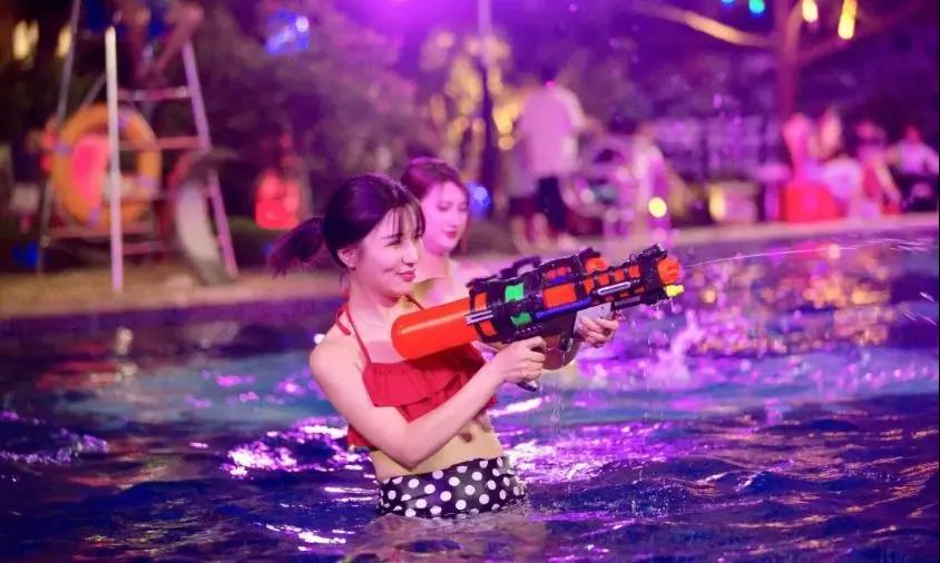 玩乐时代光有泳池哪能尽兴,来一场趣味互动,肆意欢乐!