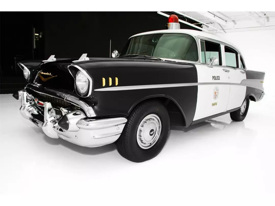 三和·藏与其他国家的警车相比,美国警车很早便显示出对动力与速度的