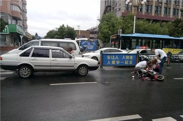 滁州发生一起车祸,女子腿部受伤,地上还有一滩血迹!