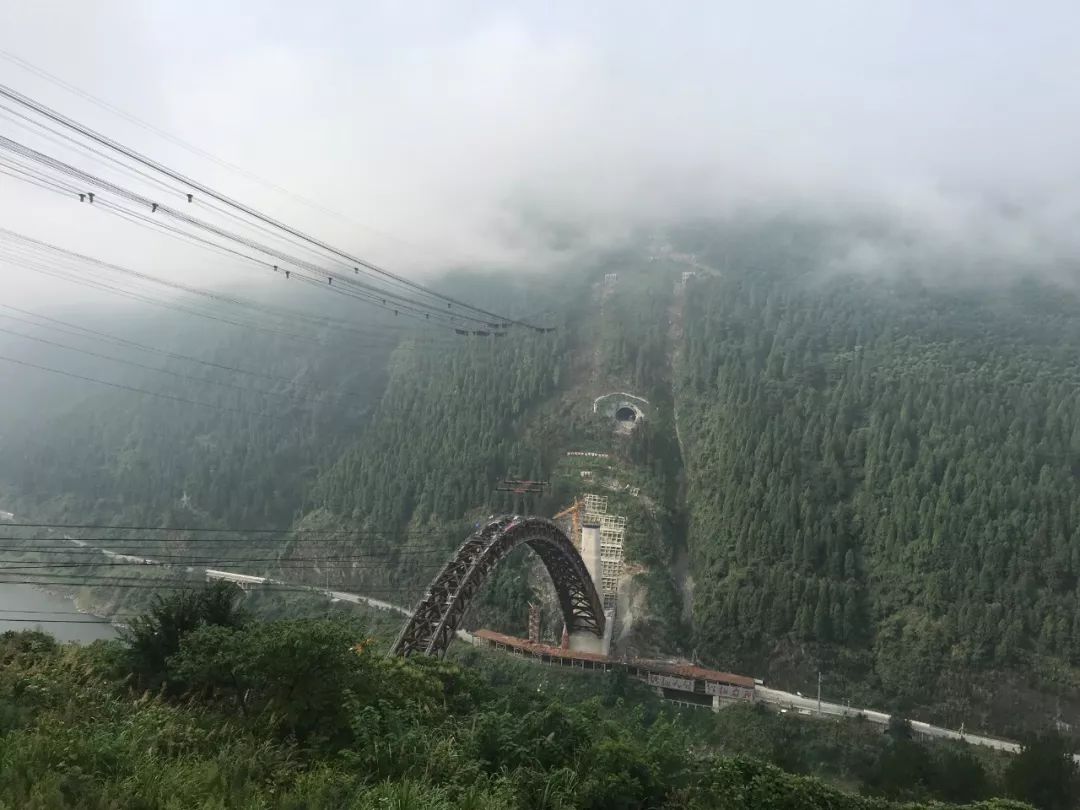 张吉怀高铁酉水大桥主拱合龙设计跨度居世界同类桥梁第一