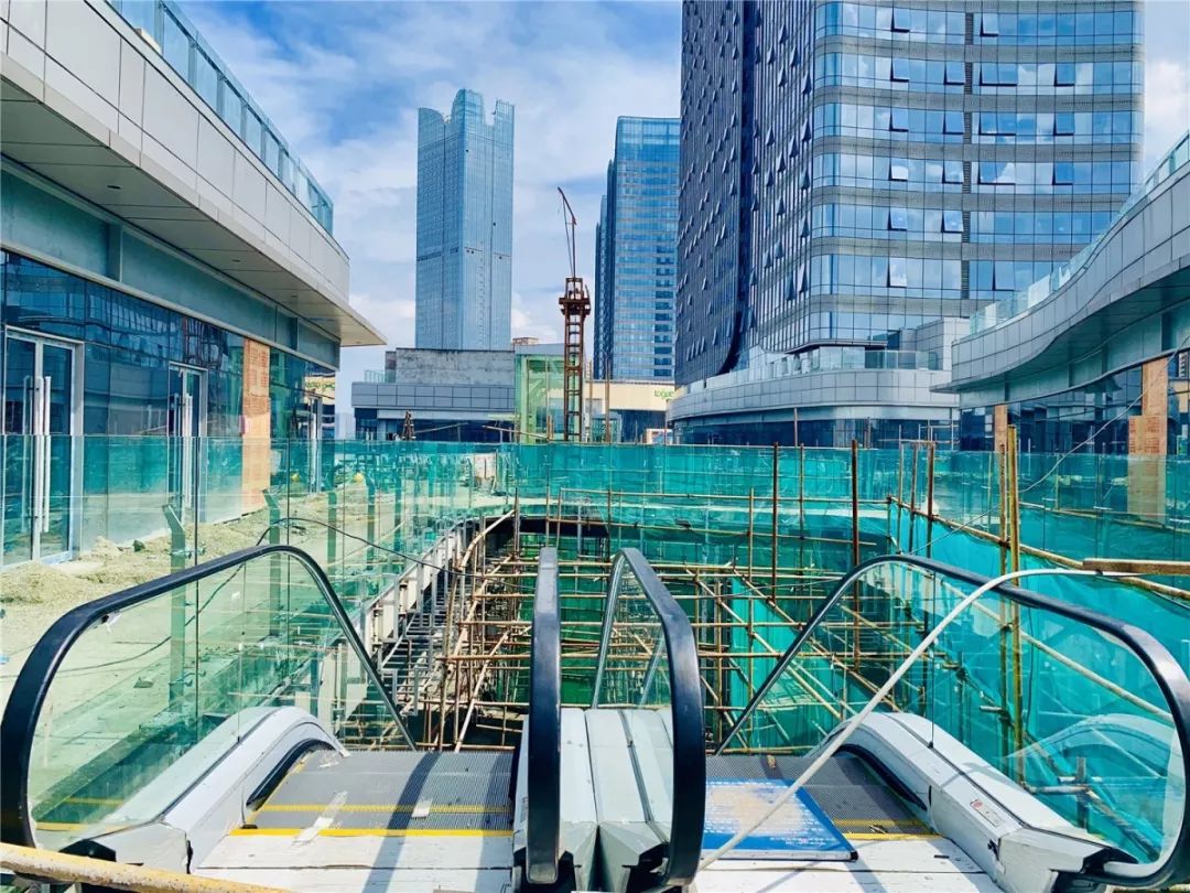 电梯已安装到位各楼层情况保利mall与金街之前的装饰造型
