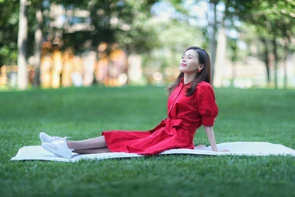 原创瘫痪21年桑兰扔掉轮椅穿红裙坐草地上腿非常细在北京有四合院