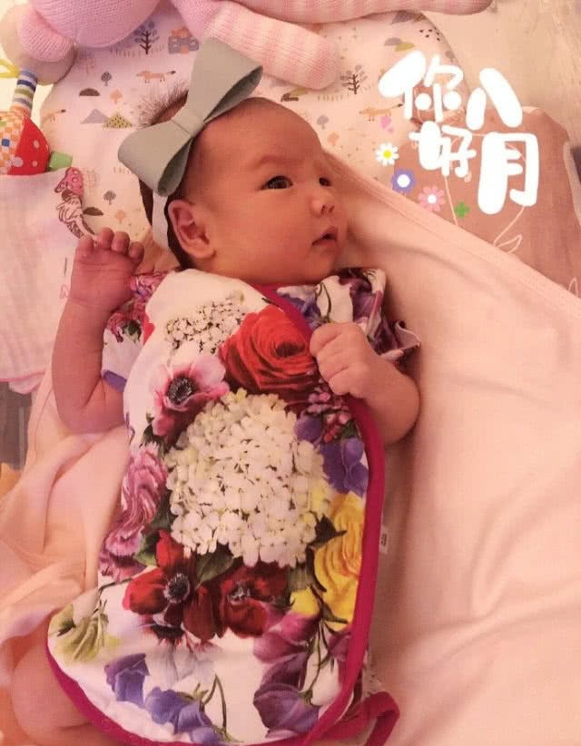 原创央视主持人红果果出月子遛娃女儿小橘子胖乎乎躺婴儿车里好可爱