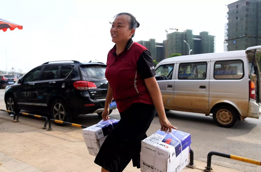 他勇擒小偷,她带娃送货,他们努力的样子真美!