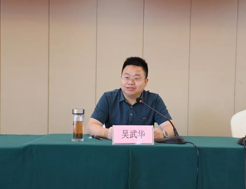 8月12日上午,信州区委常委,区纪委书记,区监委主任吴武华就如何加强和