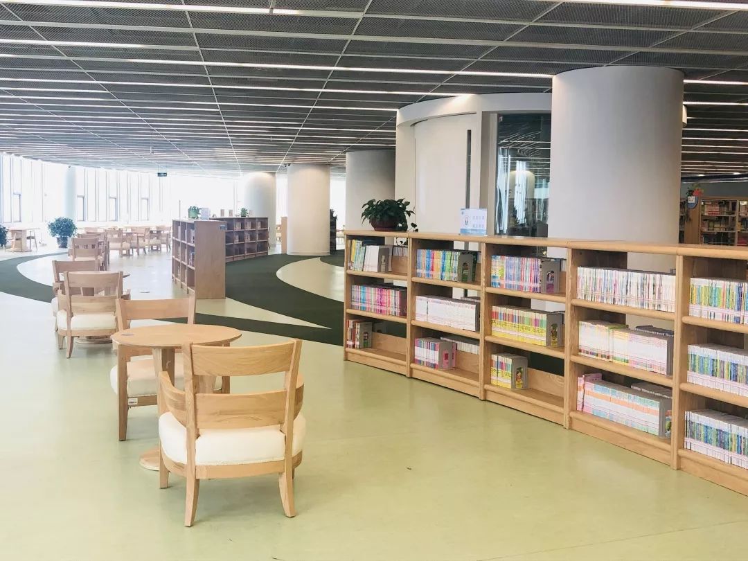 今天,精心"打扮"后的东胜区图书馆又开放啦!