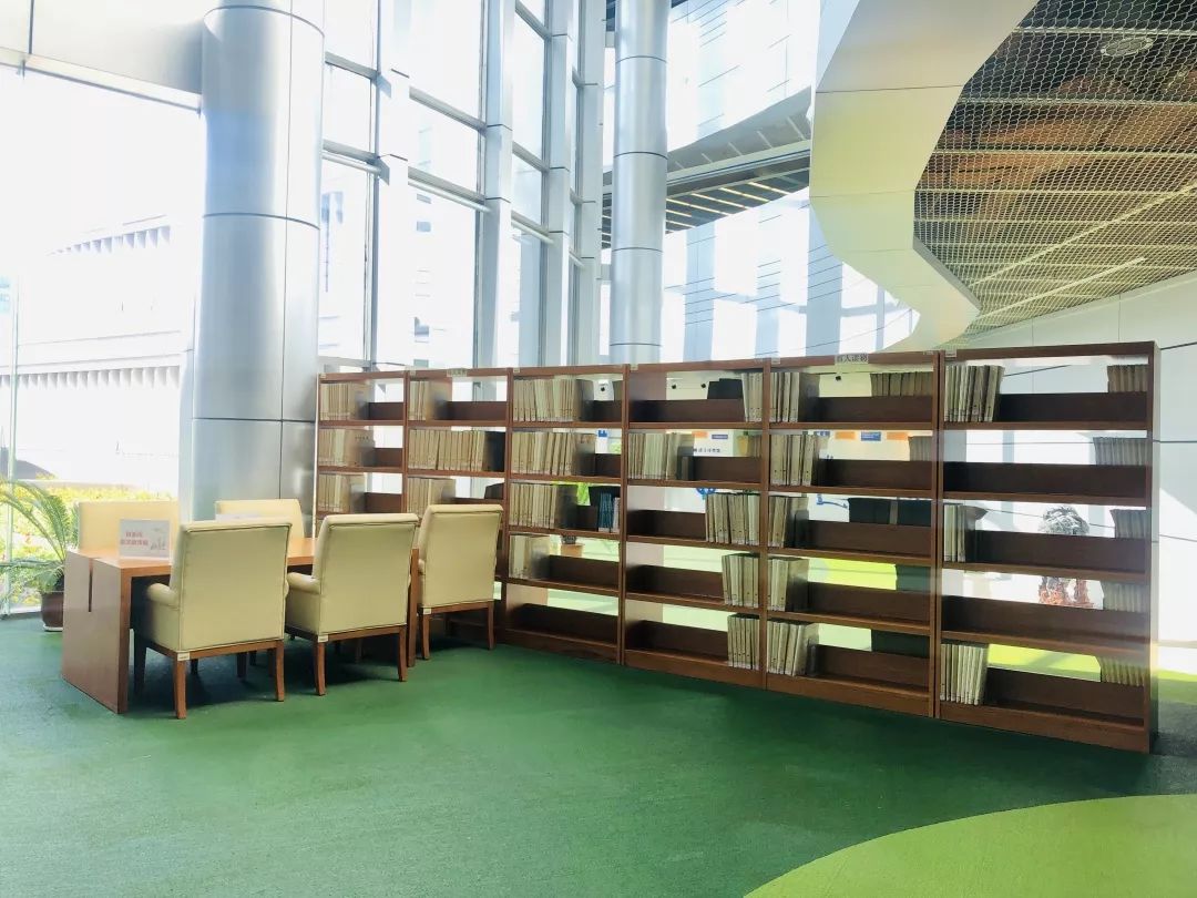 今天,精心"打扮"后的东胜区图书馆又开放啦!