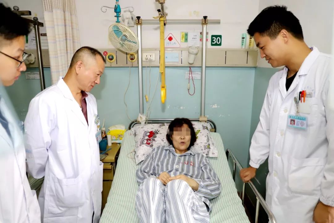 黄主任介绍说,全髋关节置换术是股骨头坏死,股骨颈骨折,髋关节发育