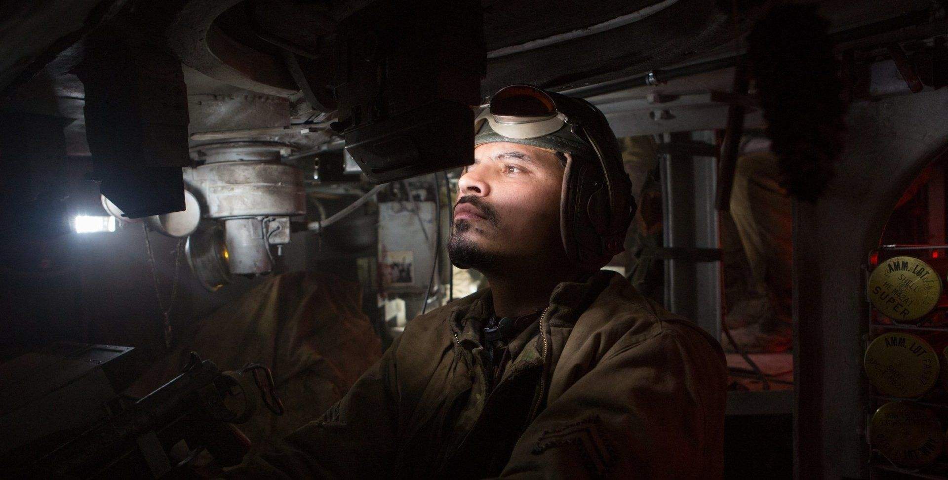 谢尔曼坦克使用潜望镜第四,坦克里面的士兵是需要通过观察窗,不断观察