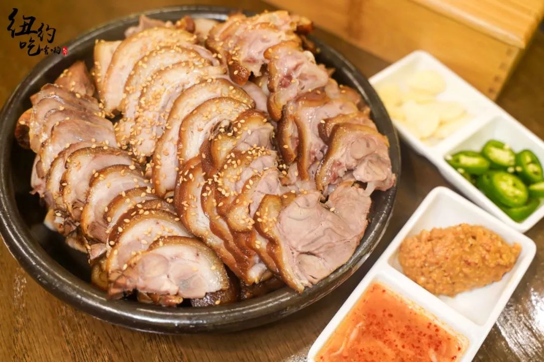 韩式猪蹄白切肉沾上虾酱,牡蛎则在辣酱中滚过.