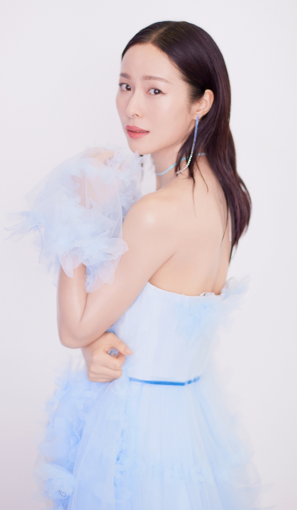 江一燕活动造型美图,身着一款蓝色蛋糕裙仙气十足