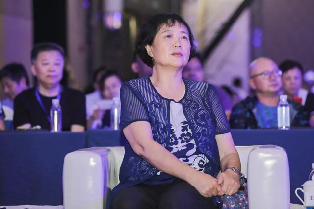 江苏省工商联酒类行业商会常务副会长,秘书长王建英绵柔之力,达健康