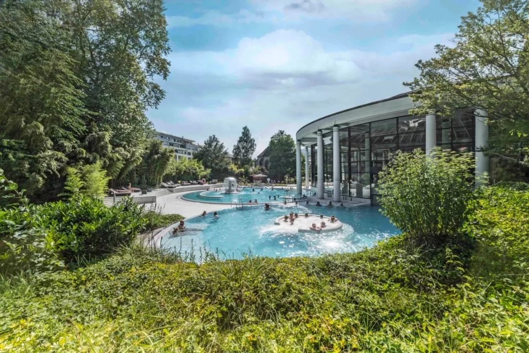灌水浴,流水浴等一边泡温泉一边看古建筑而且在巴登巴登你可以二十