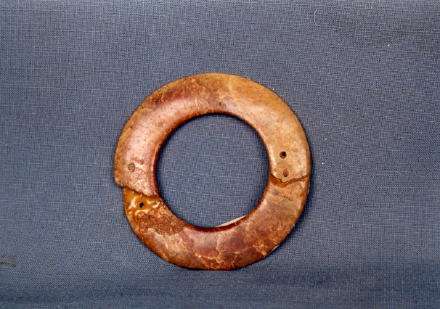 农民挖出一石环,带回家中把玩,专家用30块钱收走成国宝_张凤祥