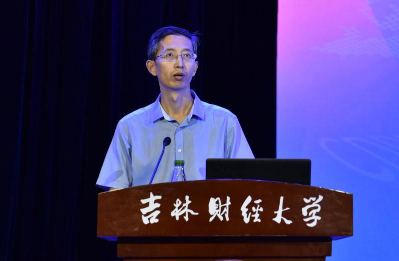 吉林省教育厅高等教育处副处长崔春雨主持研讨会第二单元.