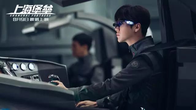 鹿晗高烧39度穿“睡衣”受采访，坦言《上海堡垒》最困难的是文戏