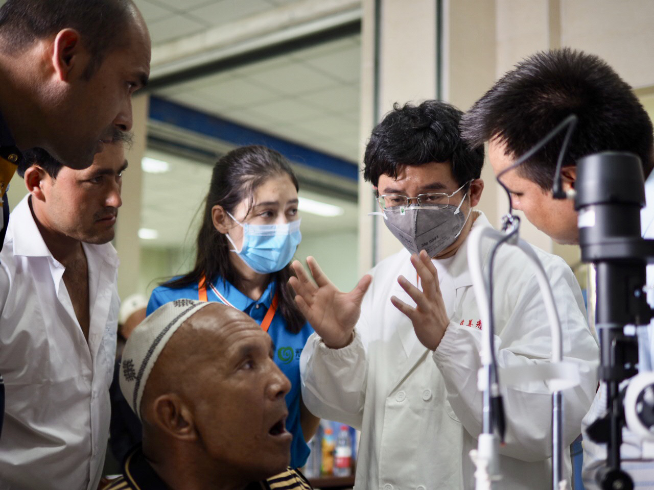 光明行志愿者袁一飞解答患者的疑问光明行志愿者在讨论患者病情因为大