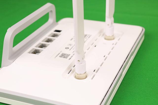 在收到路由器的同时,我也收到了两根华为4g路由天线,包装盒也是白色的