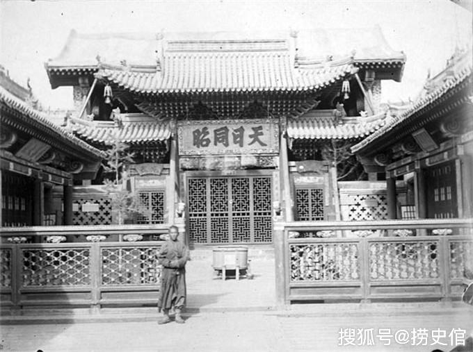 1885年中俄边境的买卖城当地衙门匾上写着天理国法人情