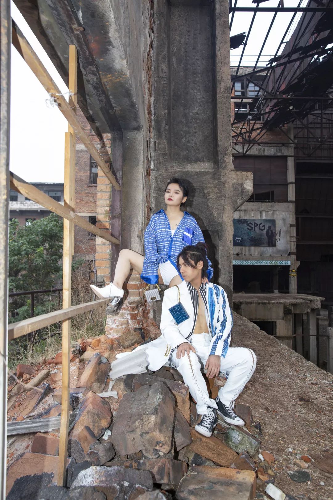 刻意安排的时候镜头看到了这个画面:hayato捉住了石璐无处安放的双脚