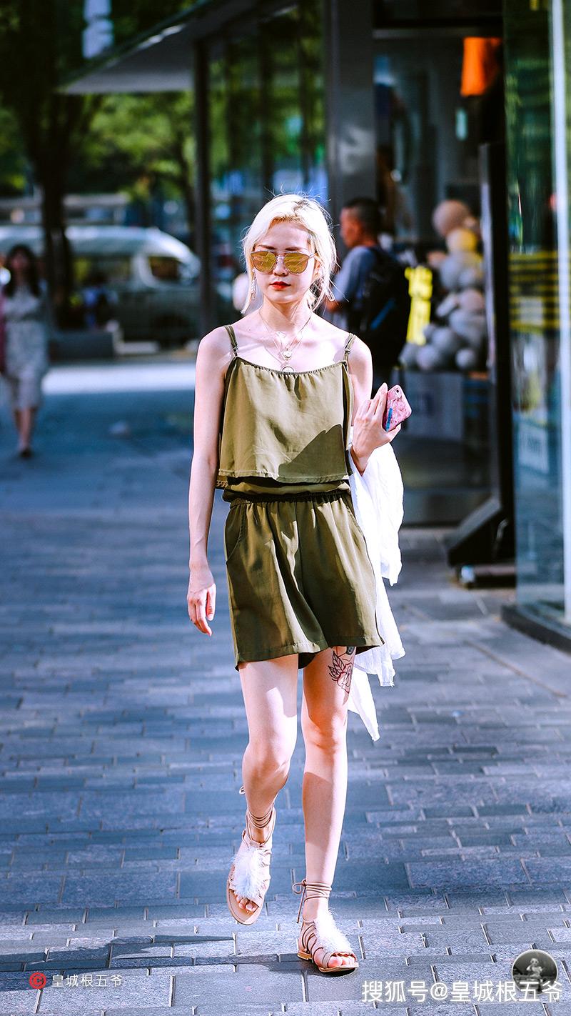 原创街拍:潮流街拍是简单明了的时尚指南针,看各个时髦女郎如何穿搭