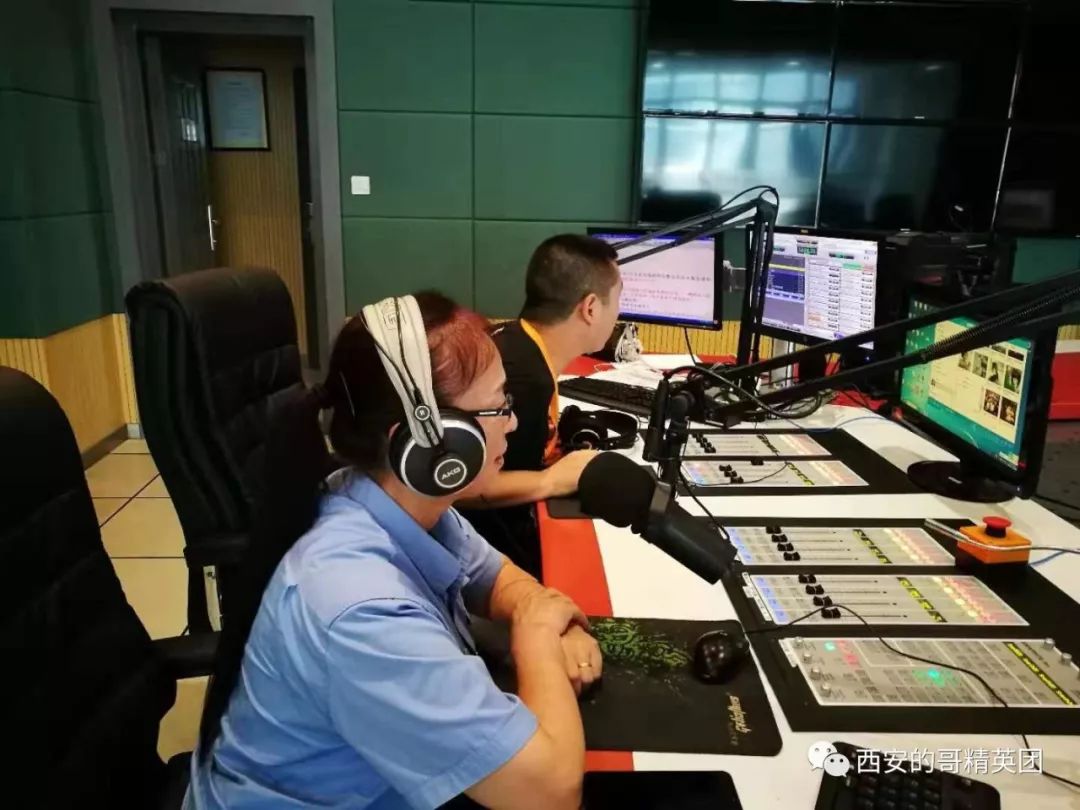 西安的哥精英团黎亚康大姐做客fm104.3《百姓英雄》节目