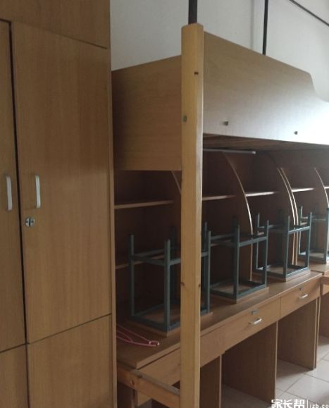 吴县中学宿舍6人一间,一般不会住满,4--5人左右;有独立的书桌,衣柜