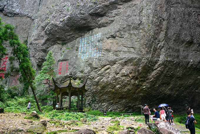 其中合掌峰是 雁蕩山 的代表景觀之一,峰內的觀音洞建有九疊危樓,但是