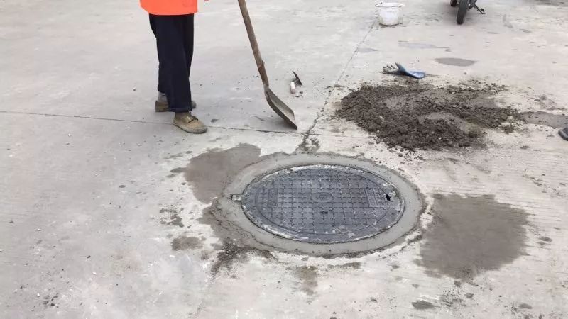 井盖损坏存隐患乐平城管及时处理