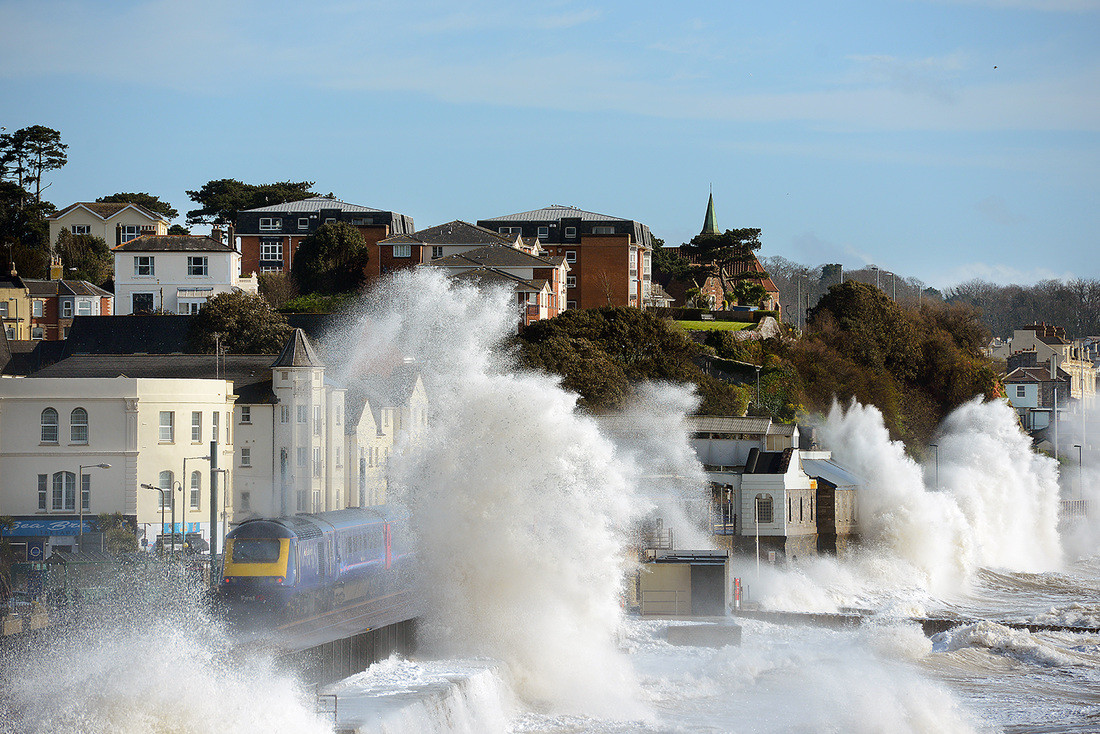 世界最刺激的火车巨浪扑面而来乘客不关窗就会全身湿透