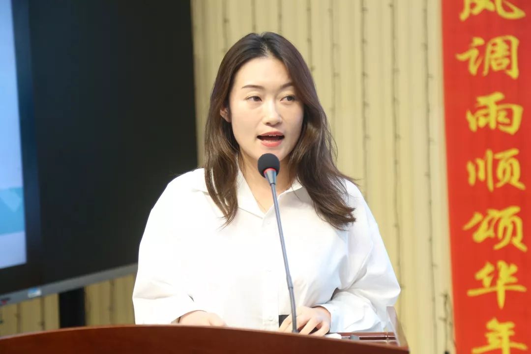 教师发展中心张亚珍主任就青年教师的常规课授课与继续学习两方面进行