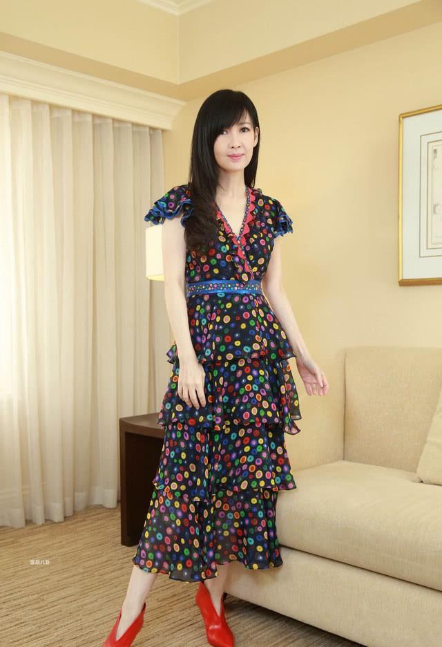 周慧敏保养是不错,但只限远看,近看仍然没有逃脱衰老的痕迹(2)