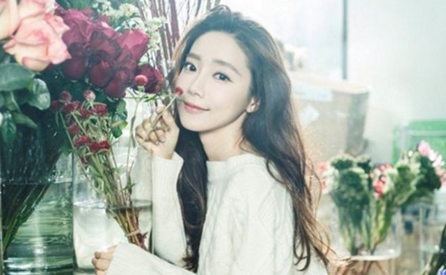 《陈情令》尚未完结,王一博官宣新剧,与大8岁的她上演姐弟恋!_王萌黎