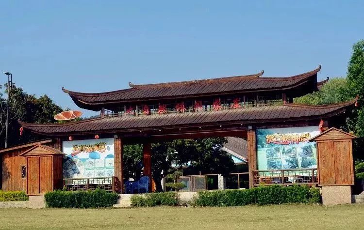 还有专为老人小孩设置亲情碰碰车,也为勇于历险的年青人开设模拟鬼城.