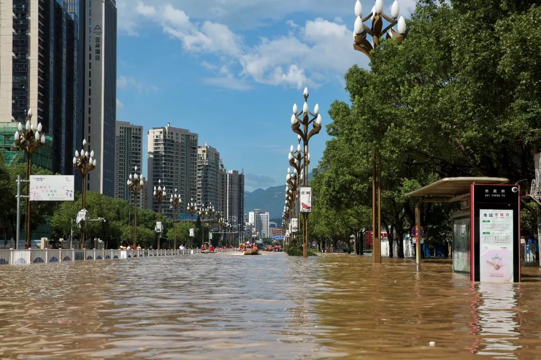 8月10日台风利奇马袭来,大量洪水已没过台州临海望江门大桥桥面,大量
