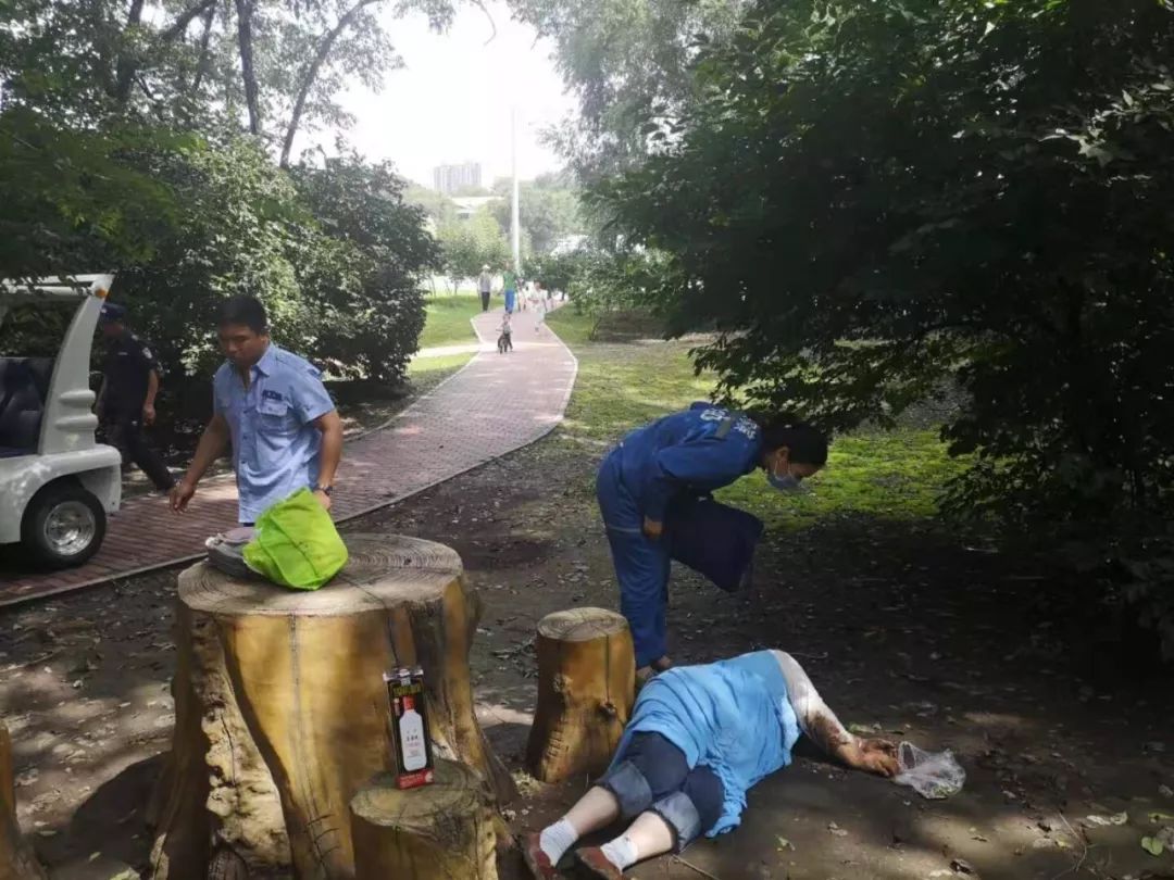 哈尔滨女子在公园昏倒在地,兜里还揣7万元钱…身旁有血迹