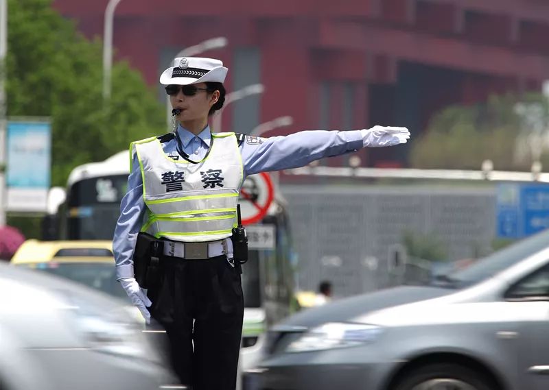 最美基层民警那抹丹青绽放在世纪大道的最美警花