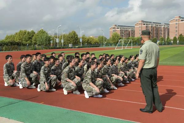 海安市南莫中学隆重举行2019级高一新生军训开营仪式