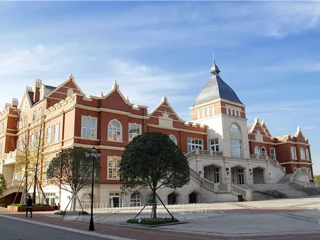 此外,西航校园里乔治大街,二期的西航水街等地都设