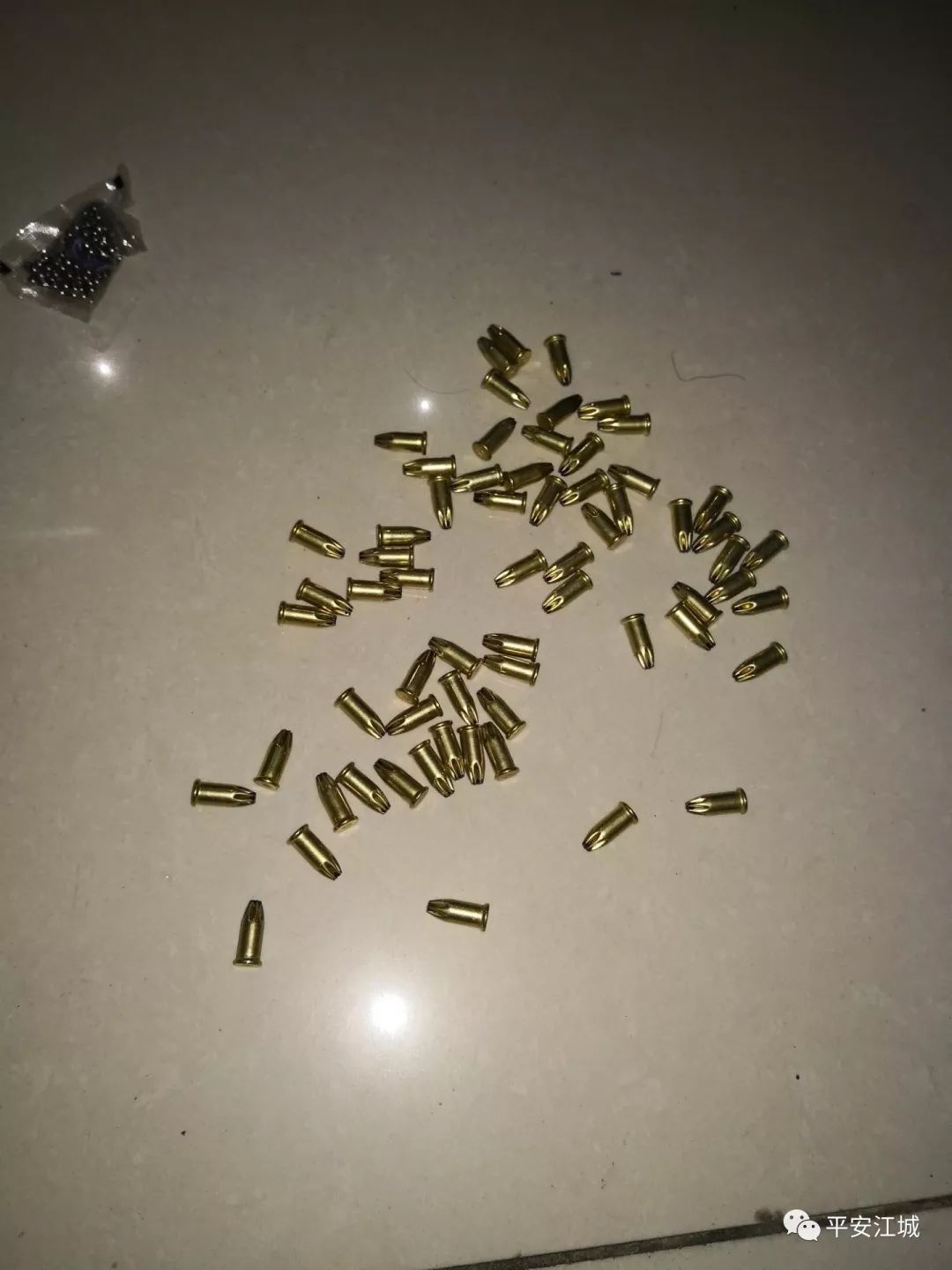 阳江几名"杀马特"持枪支,大刀和水管在酒吧门口!