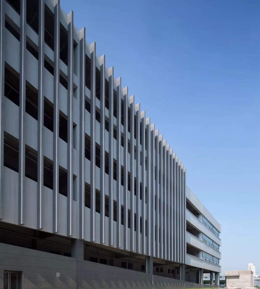 彰显交通建筑自身特征,强化了沿街立面标示性 ,丰富了内部光影的效果
