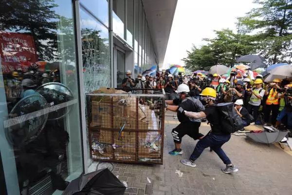 香港年轻人,西方国家的游行示威是这样的