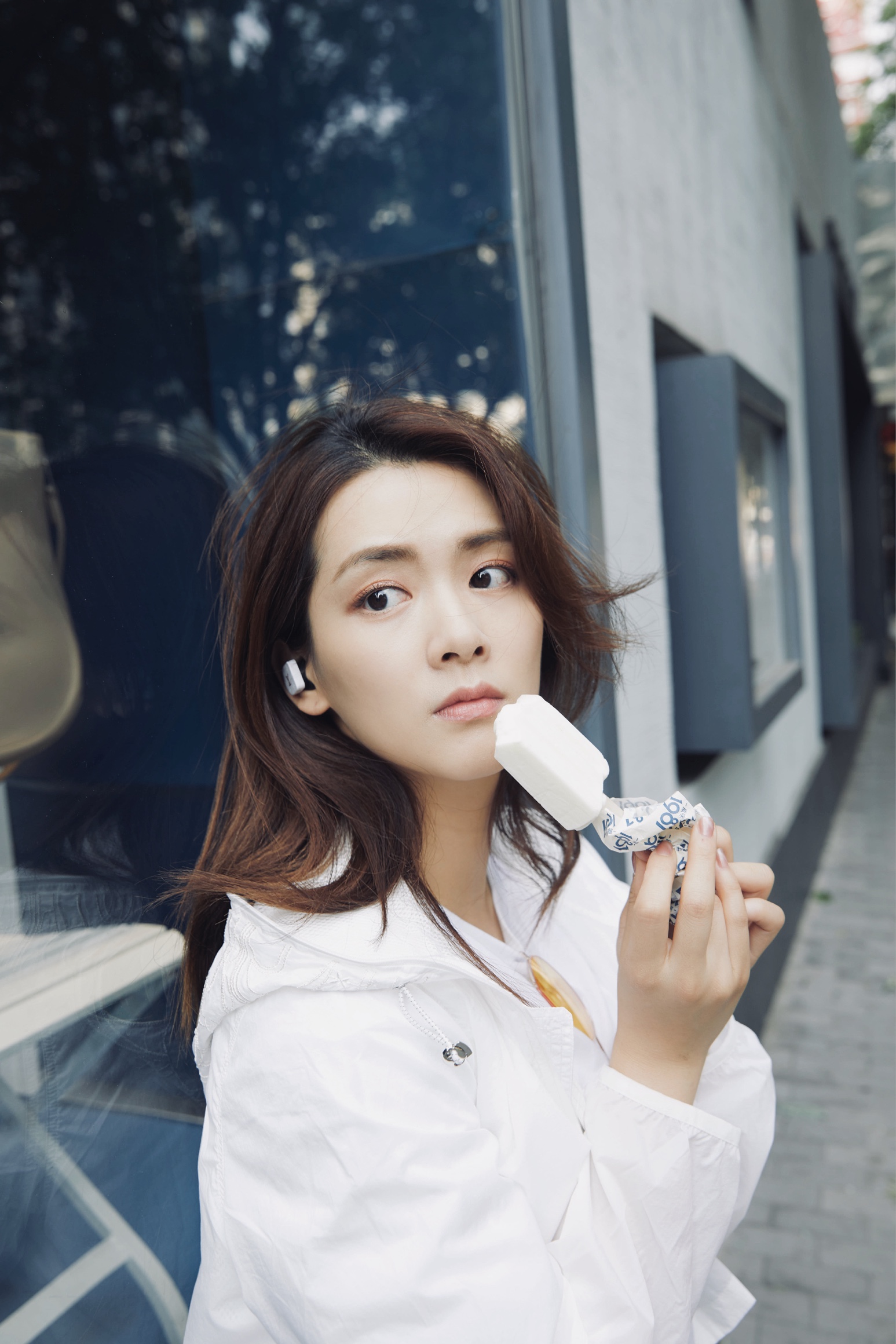 陈昊宇夏日清新写真 化身俏皮少女甜度满满