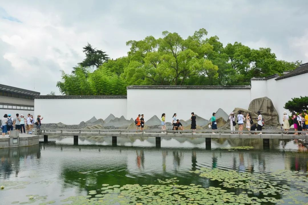 主庭院内的片石假山 周缘摄"我们要多从公众的角度考虑,想想博物馆能