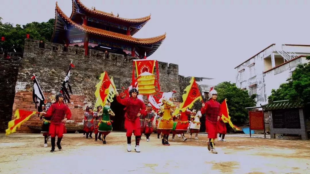 "五马巡城舞","五马巡城舞"震撼壮观"麒麟白马舞",形成于宋朝初年