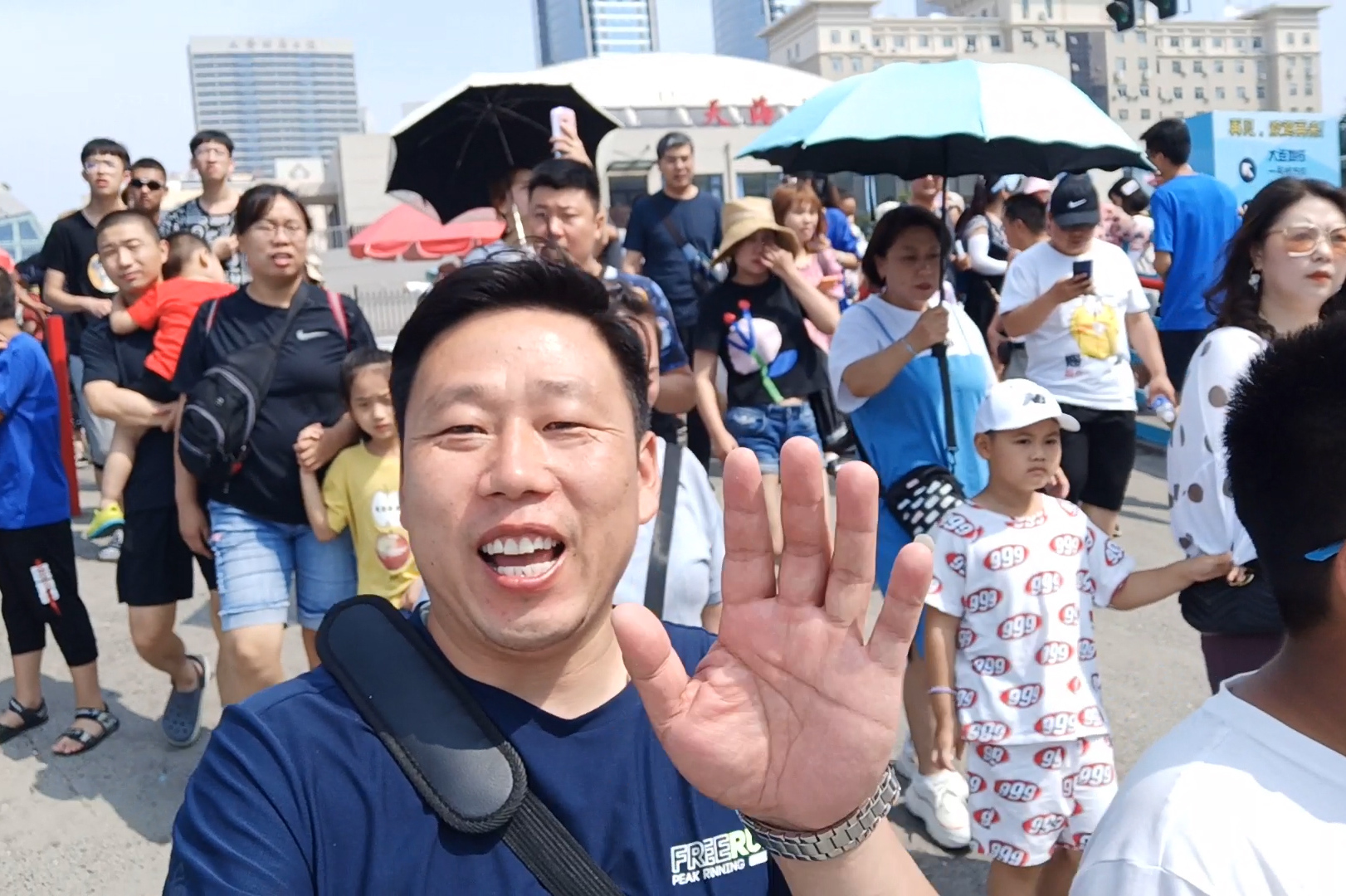 铁蛋儿在大连看海底世界的壮观吃海鲜自助餐玩嗨了
